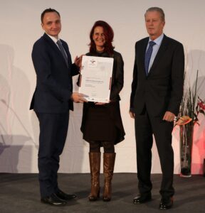 Merkur Vorstand Klaus Pollhammer und Sonja Tippelt, Leiterin der Merkur Akademie, übernehmen das Zertifikat (c) Harald Schlossko