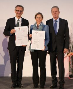 Norbert Wendelin und Ursula Küssel übernehmen die Zertifikate für die Raiffeisenlandesbank NÖ-Wien und Raiffeisen-Holding (c)Harald Schlossko