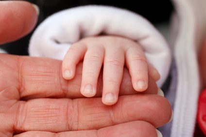 junge Hand und alte Hand