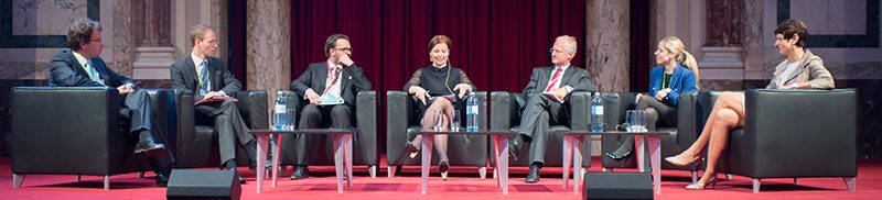 hr-inside-summit-podiumsdiskussion1.jpg