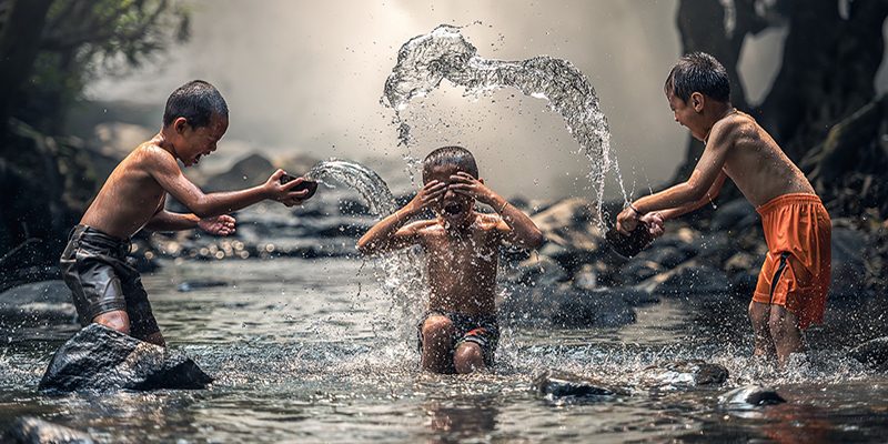 gluecklich-kinder-lachen-wasser