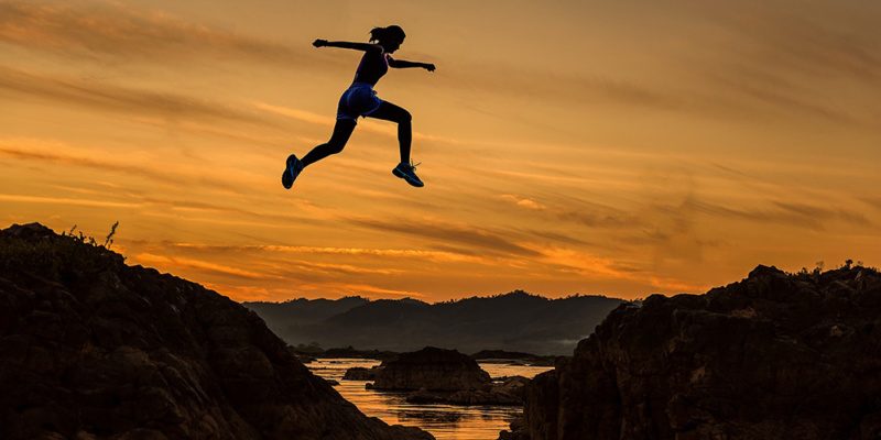 erfolg-sonnenuntergang-sportler-springen