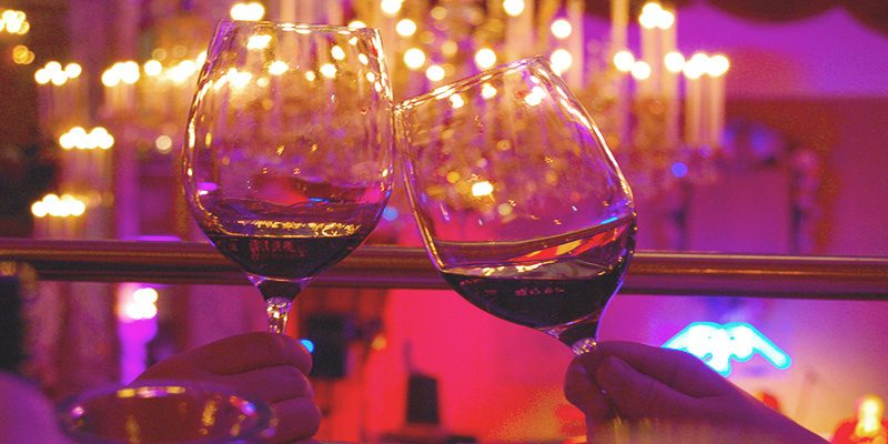 anstossen-feier-geburtstag