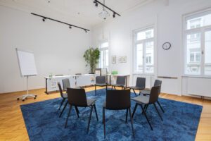 ARS Akademie_Seminarraum Gruppenarbeitssetting_(c)KiTO_photography